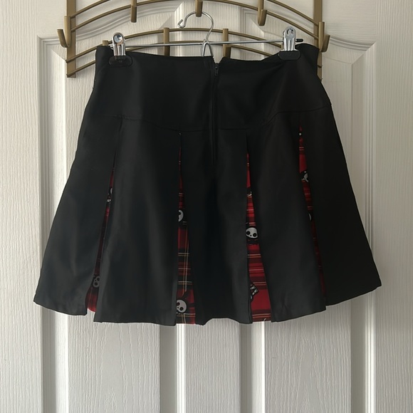 Skelanimals multi pleated black/ red skirt size L
😍Free bow suspenders - Picture 5 of 6